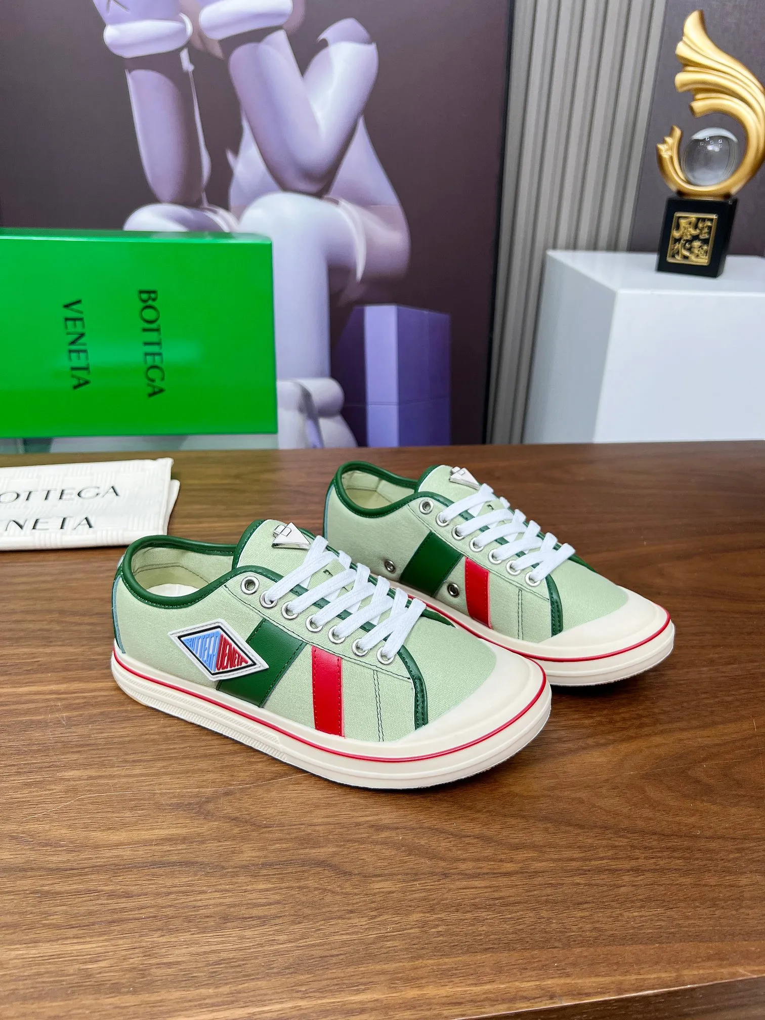 Men's men's shoes 💰500💰 Bottega Veneta BV's latest Eliot series retro basketball shoes casual sports canvas shoes will become gods once it is launched‼ ️ Inspired by retro basketball sneakers, the color combination highlights youthful vitality and perfectly interprets the theme of youth and childlike innocence. The details are also very particular. The summer canvas brings excellent durability and comfort. Designs such as calfskin trim, rubber toe caps and hand-painted retro red lines are full of retro feel. The round toe and convex sole add a modern feel and are suitable for various styles. Easily create a fashionable atmosphere. The upper foot is the focus...can be worn as a couple's shoes...The red lines on each shoe edge are hand-painted, which adds more taste and attitude! ✦Fabric: Original customized high-density canvas + cowhide ✦Inner: original customized breathable canvas ✦Insole: movable latex cowhide insole ✦Sole: original molded non-slip and wear-resistant TPU material ✦Sole thickness: 3cm, low-profile, single shoe ✦Number of sizes: female size 35--40, female 40 is customized and non-returnable❕ ✦Number: male size 39--45, male 45 is customized and non-returnable❗️